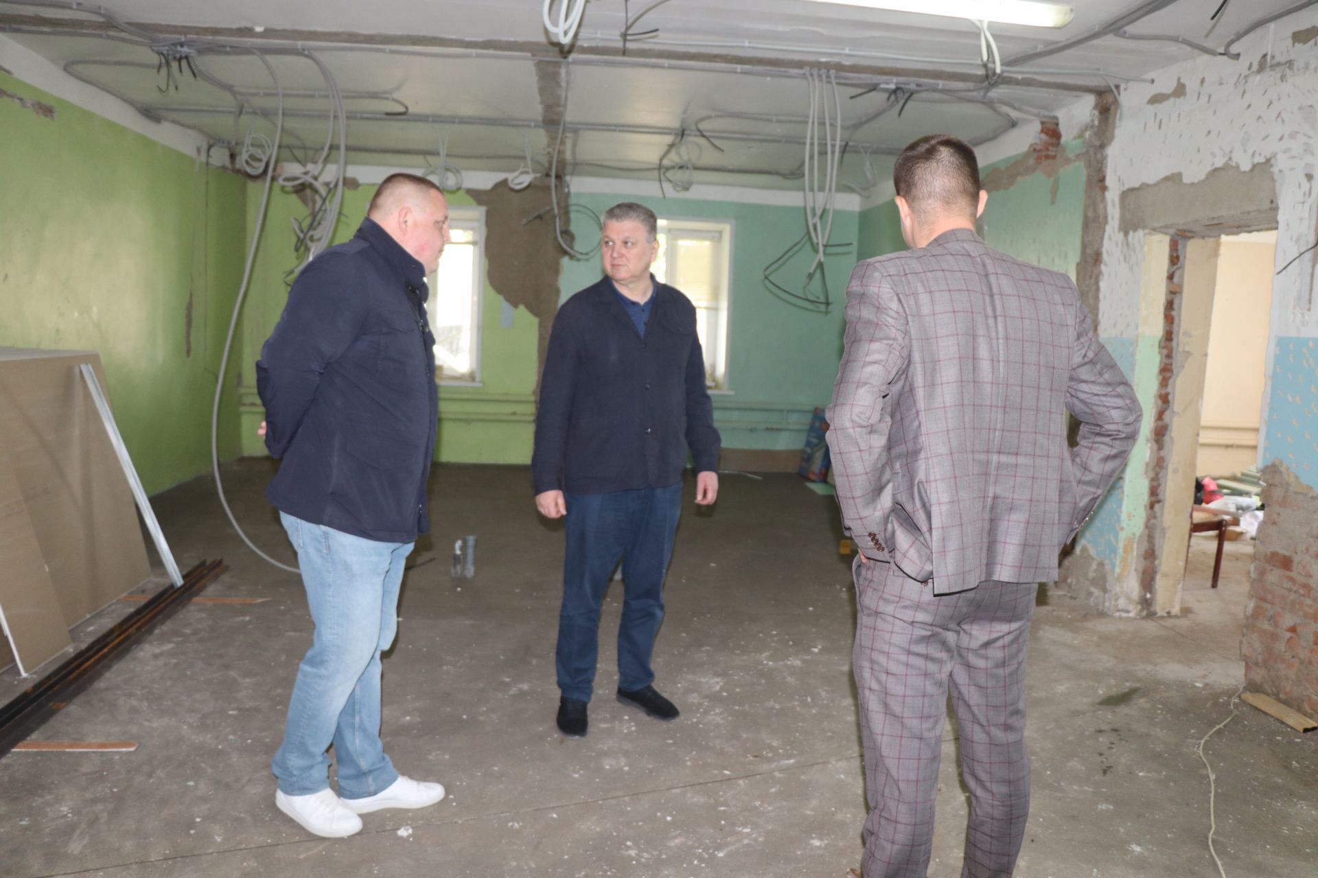 Глава Нурлатского района ознакомился с ходом капремонта врачебной амбулатории в мкр. Сахароваров