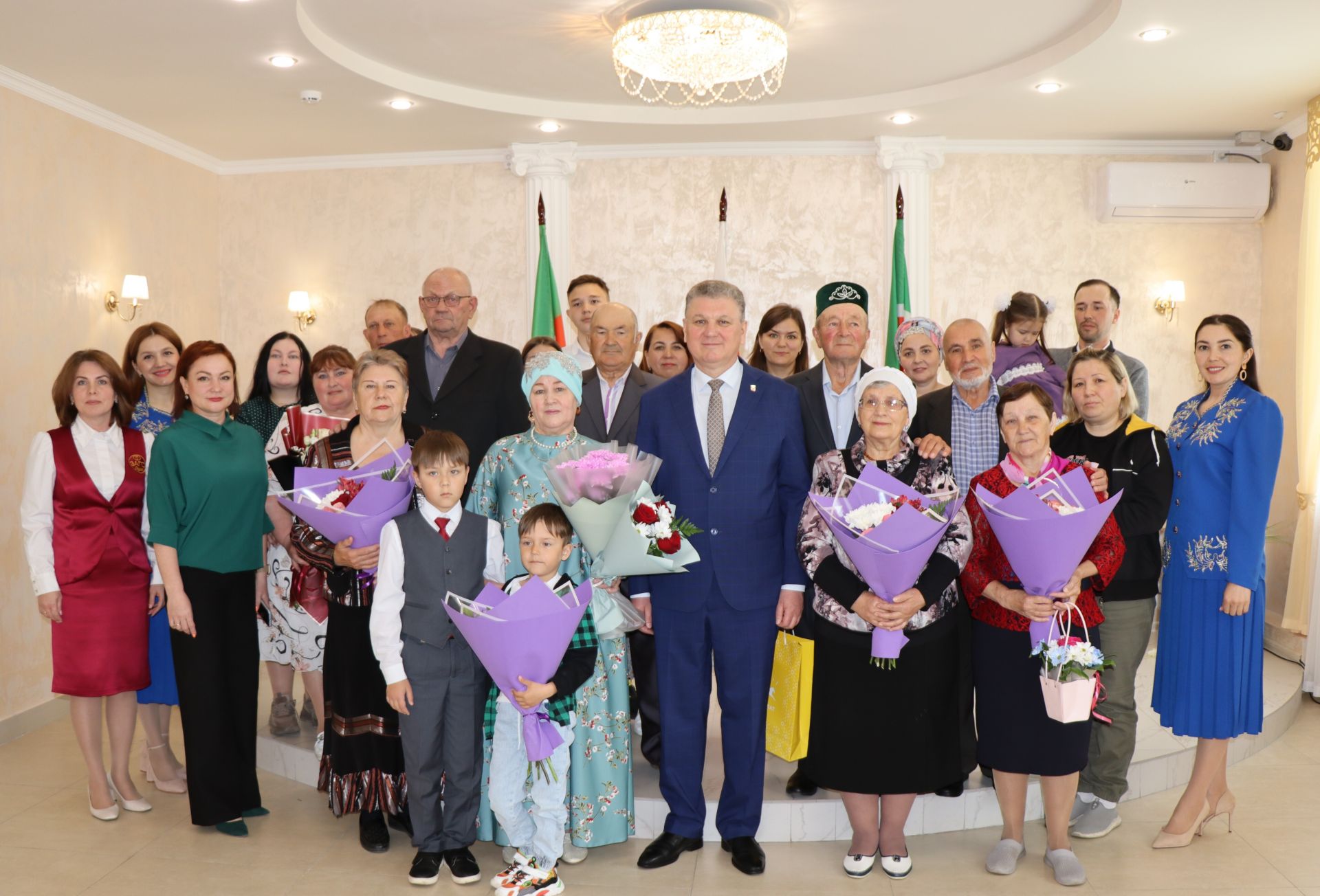 В Международный день семьи в Нурлате чествовали золотых юбиляров семейной жизни