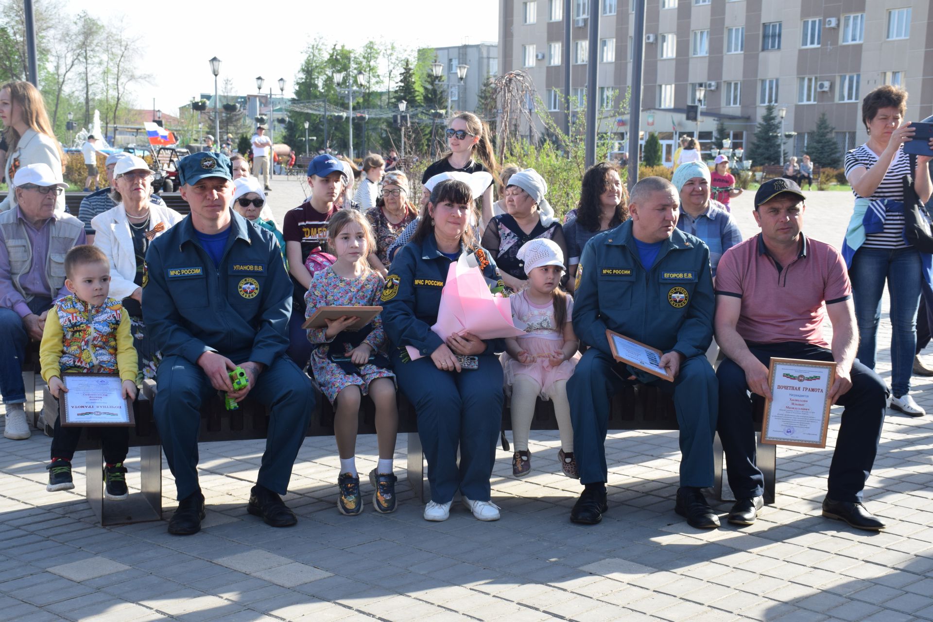 Юные таланты и местные артисты района подарили праздничный концерт нурлатцам