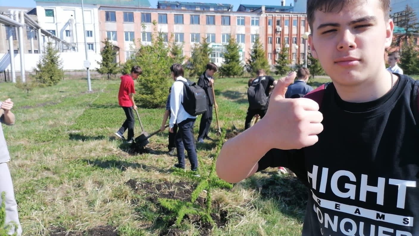 Нурлатские школьники высадили деревья