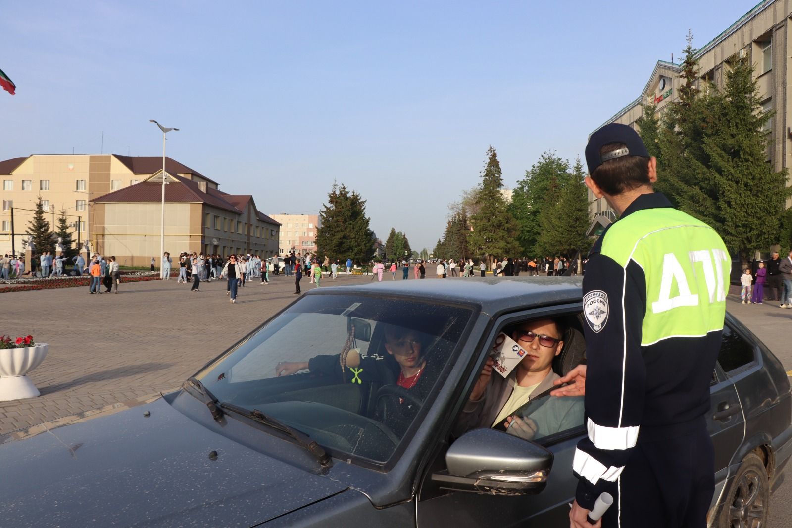 Нурлатские автоинспекторы поздравили водителей с наступающим Днем Победы