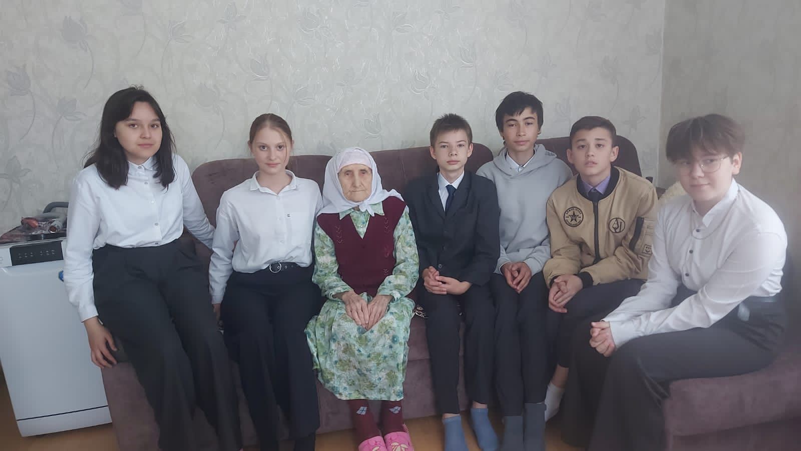 Ученики Нурлатской гимназии в преддверии Дня Победы посетили труженицу тыла