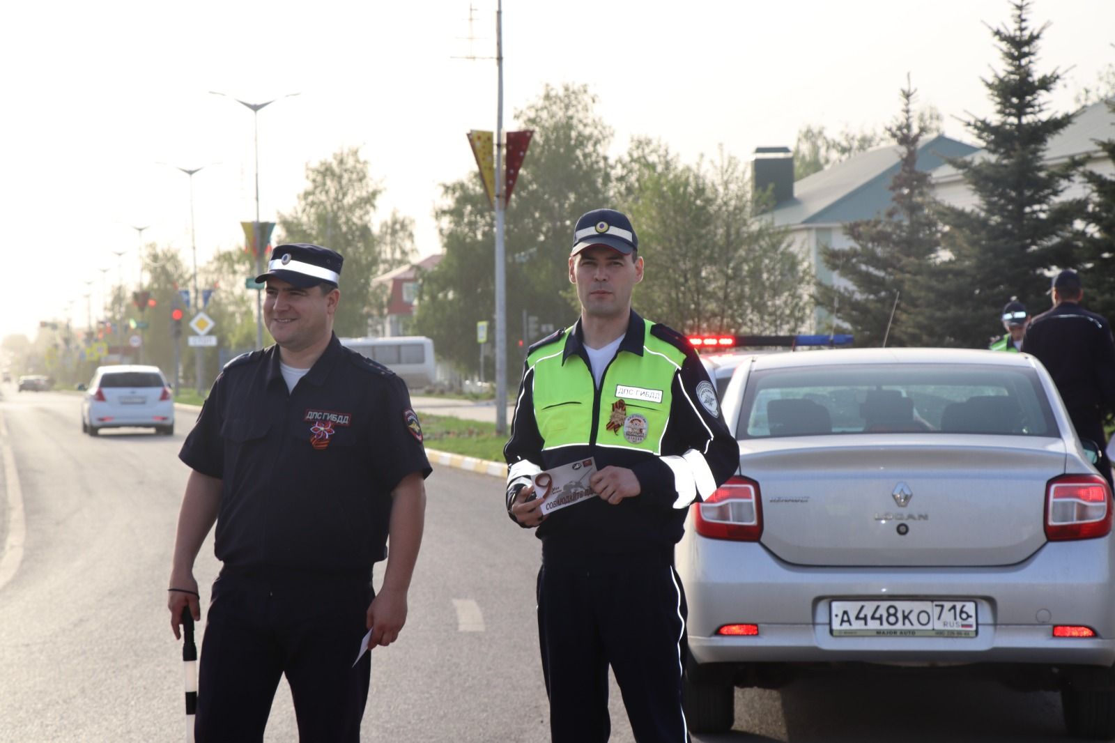 Нурлатские автоинспекторы поздравили водителей с наступающим Днем Победы
