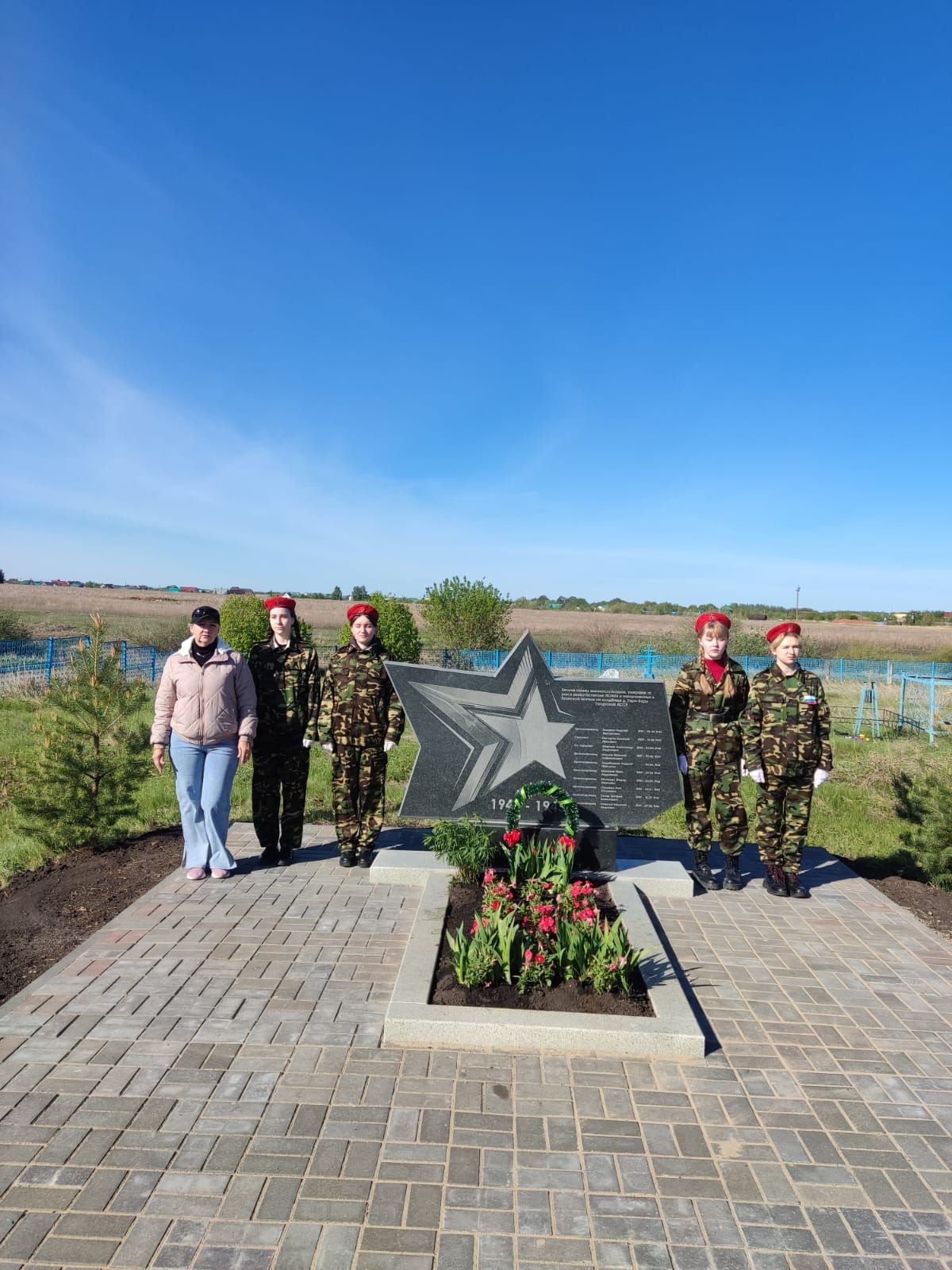 В День Победы нурлатцы возложили цветы к памятному мемориалу на братской могиле