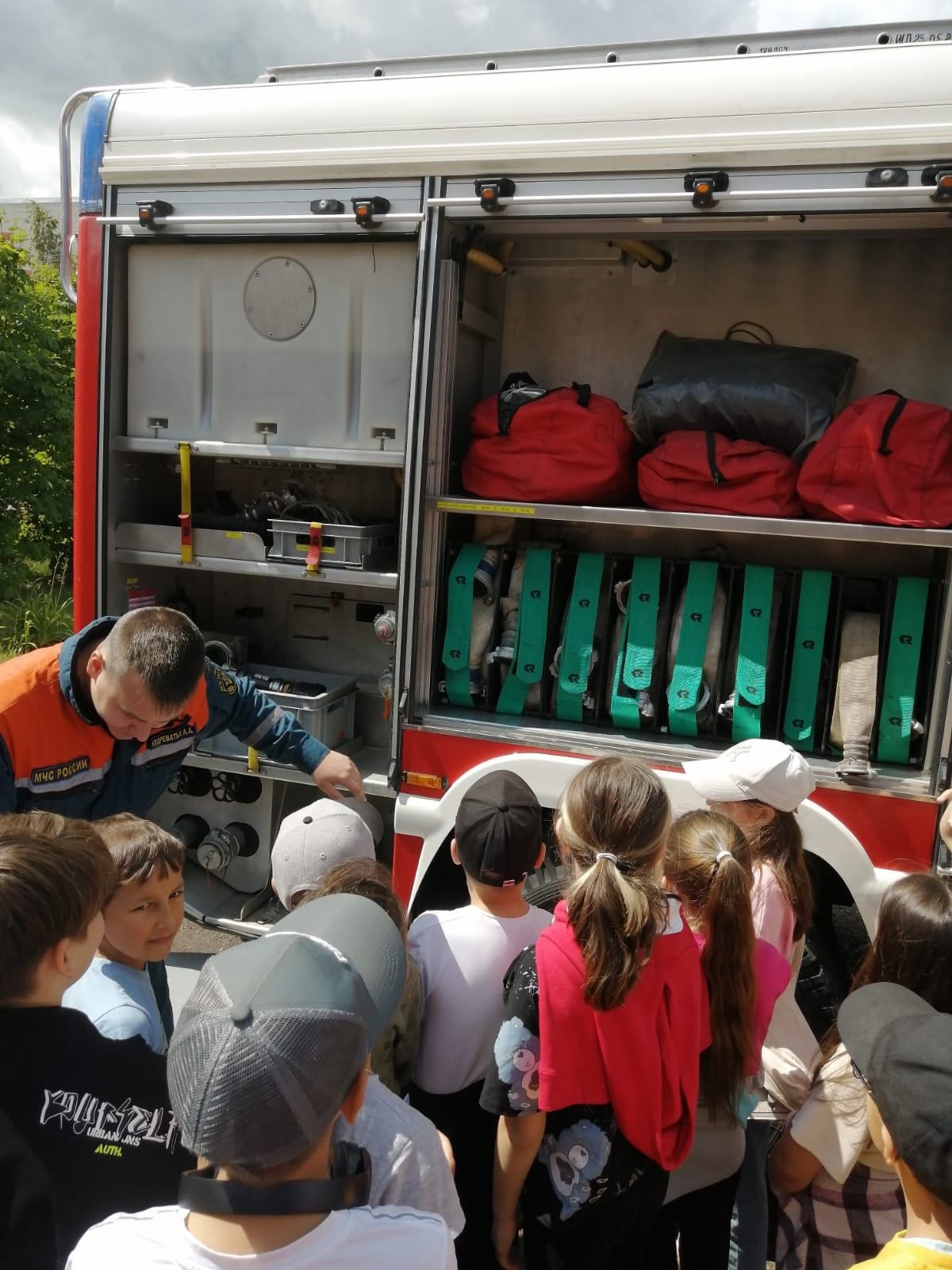 Ребятам из пришкольного лагеря «Бригантина» посчастливилось посидеть в настоящей пожарной машине