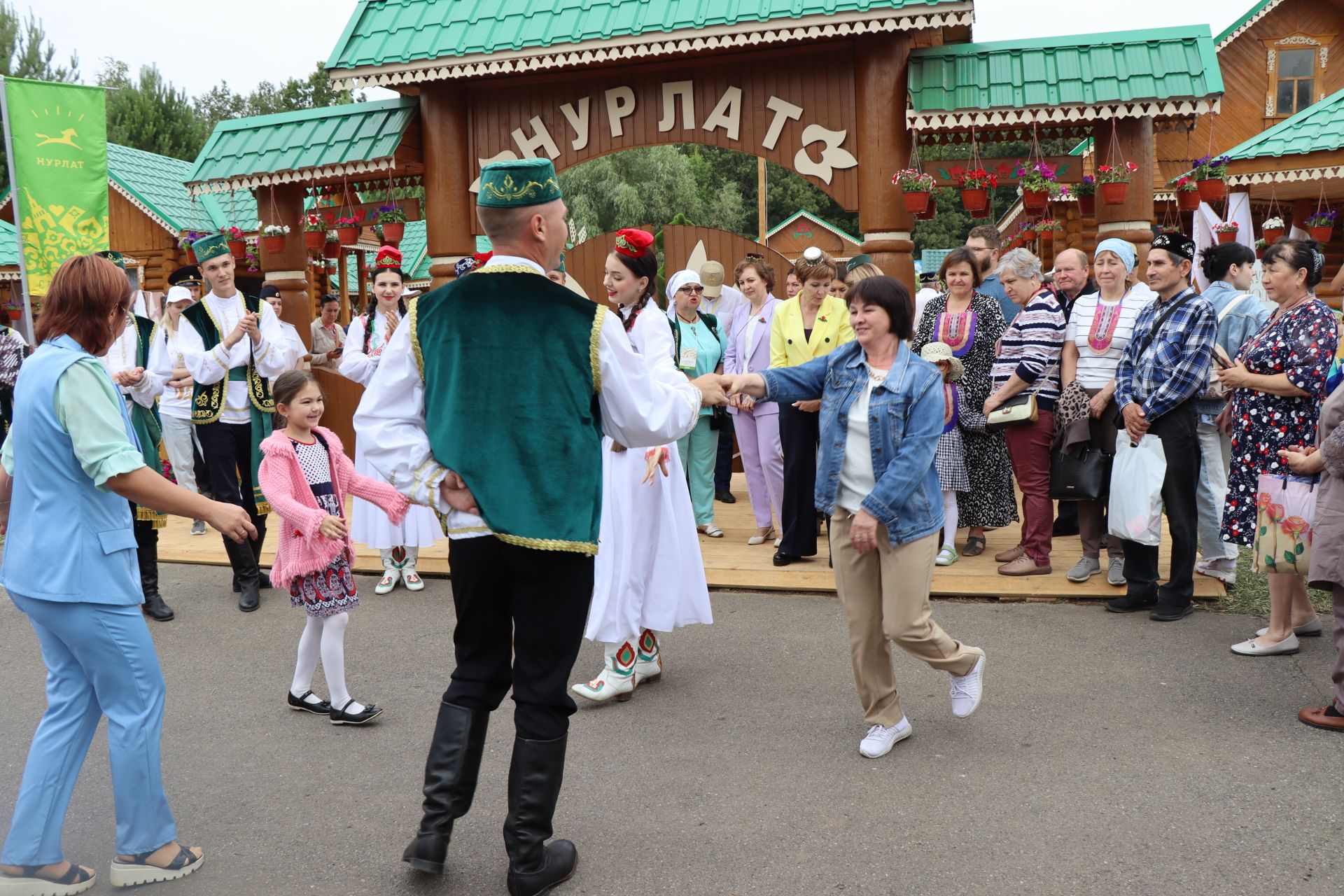Раис Татарстана посетил Нурлатское подворье на казанском Сабантуе