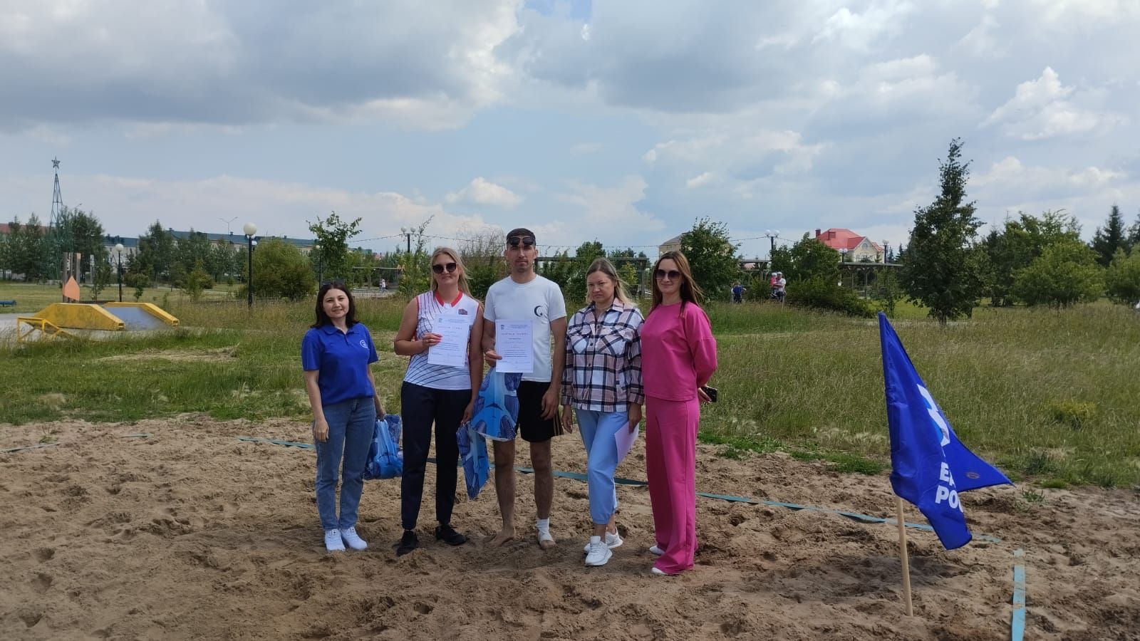 Призы победителям соревнований по пляжному волейболу вручили Нурлатские единороссы