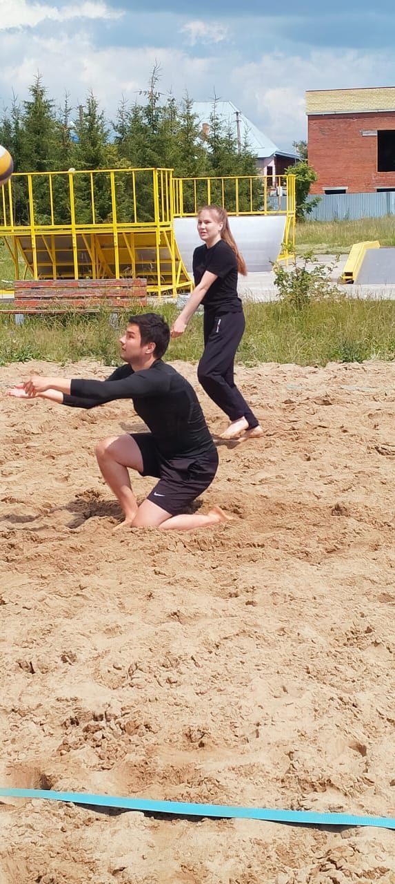 В День молодежи в Нурлате прошли соревнования по пляжному волейболу и стритболу