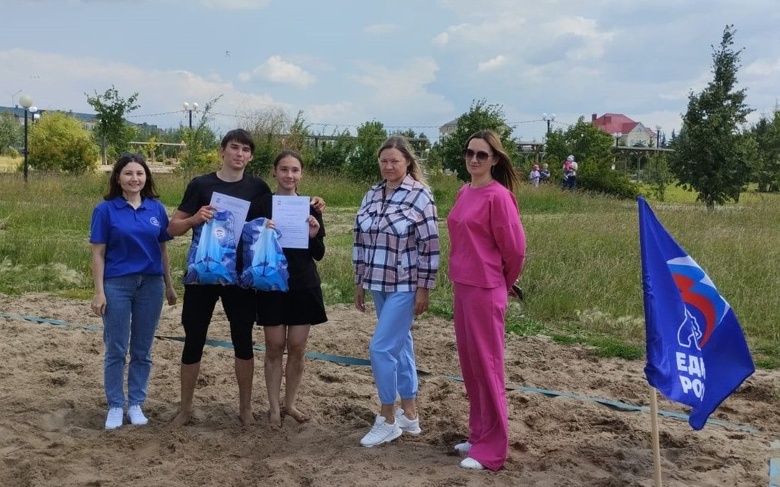 Призы победителям соревнований по пляжному волейболу вручили Нурлатские единороссы