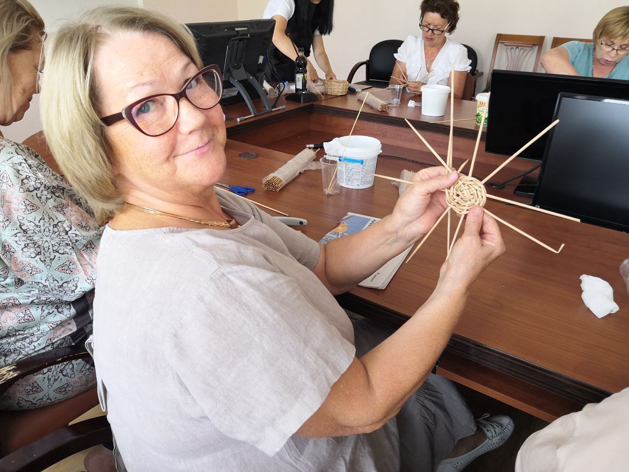 Для пенсионеров НГДУ «Нурлатнефть» провели мастер-класс по плетению из бумажной лозы