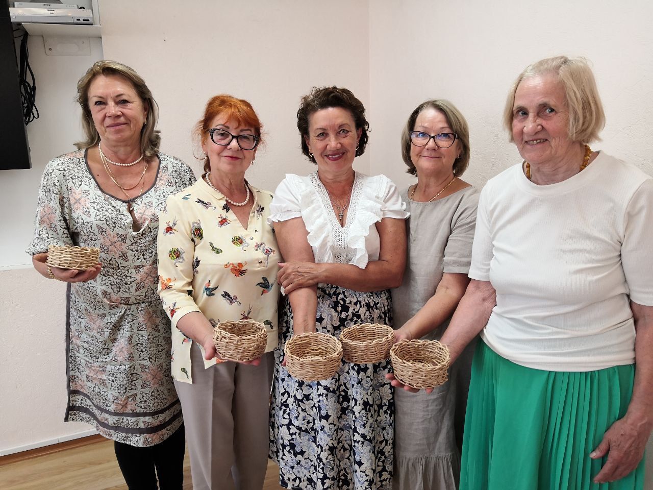 Для пенсионеров НГДУ «Нурлатнефть» провели мастер-класс по плетению из бумажной лозы