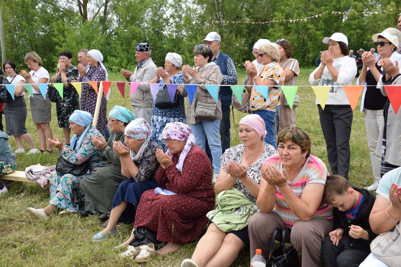 Пройдет день села. Сабантуй. День села. Курманаево Нурлатский район. Летняя сцена в деревне на Сабантуе.