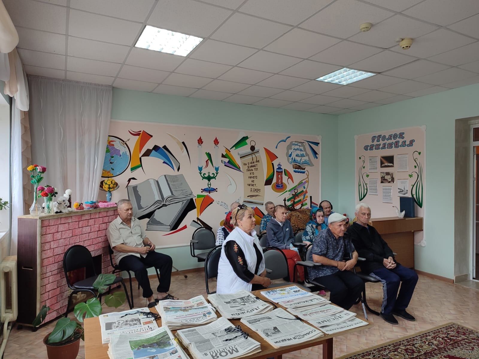 В Нурлатском доме-интернате для престарелых беседовали о национальных головных уборах
