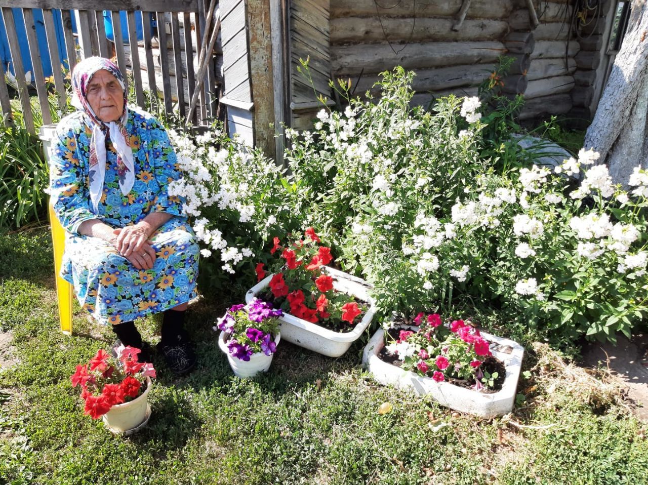 Пожилые нурлатцы разбили цветочные клумбы около своих домов