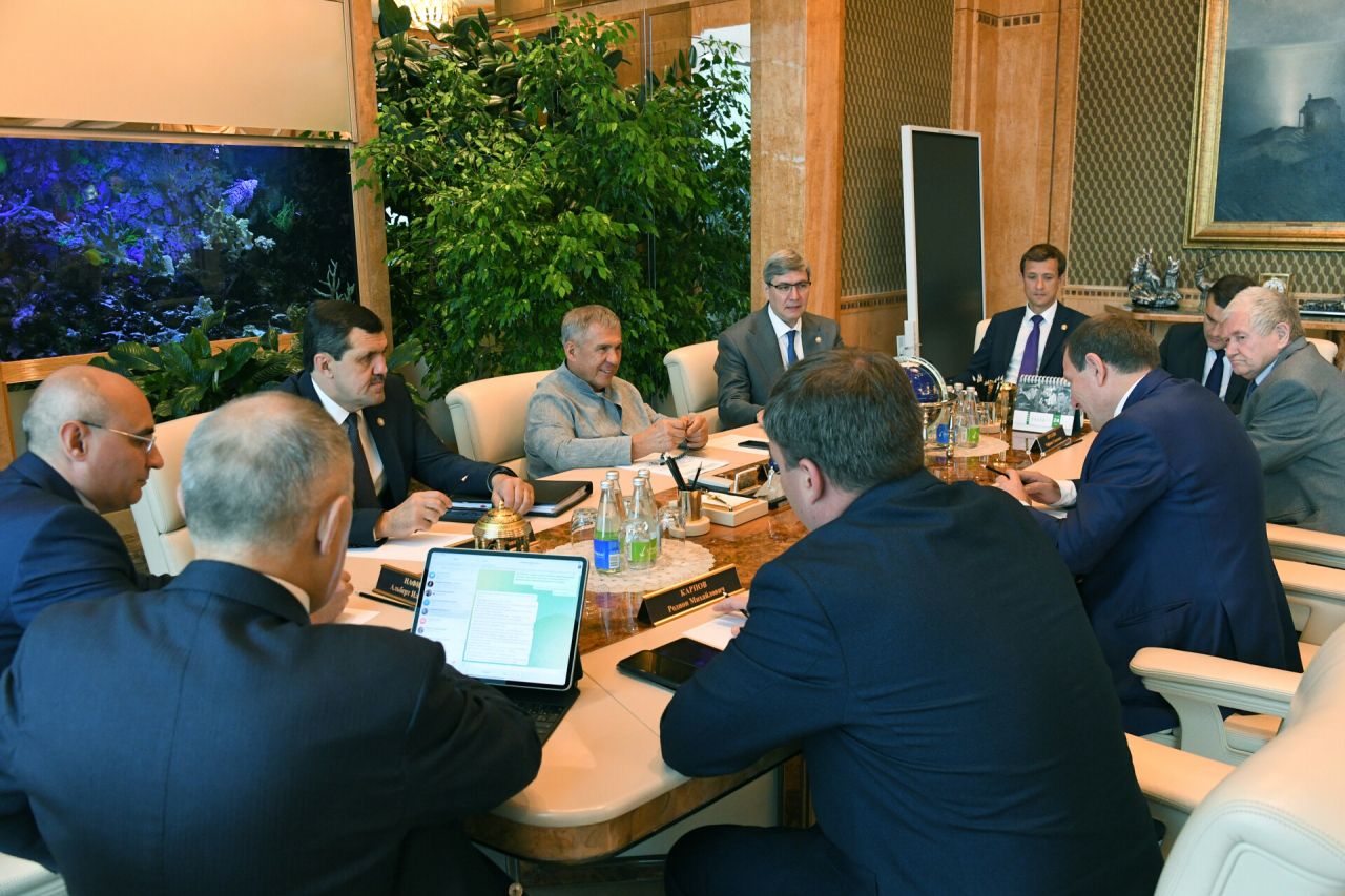 Рустам Минниханов обсудил вопросы импортозамещения в IT-сфере с Ильей Массухом