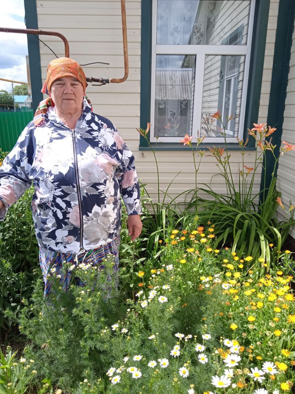 Пожилые нурлатцы разбили цветочные клумбы около своих домов