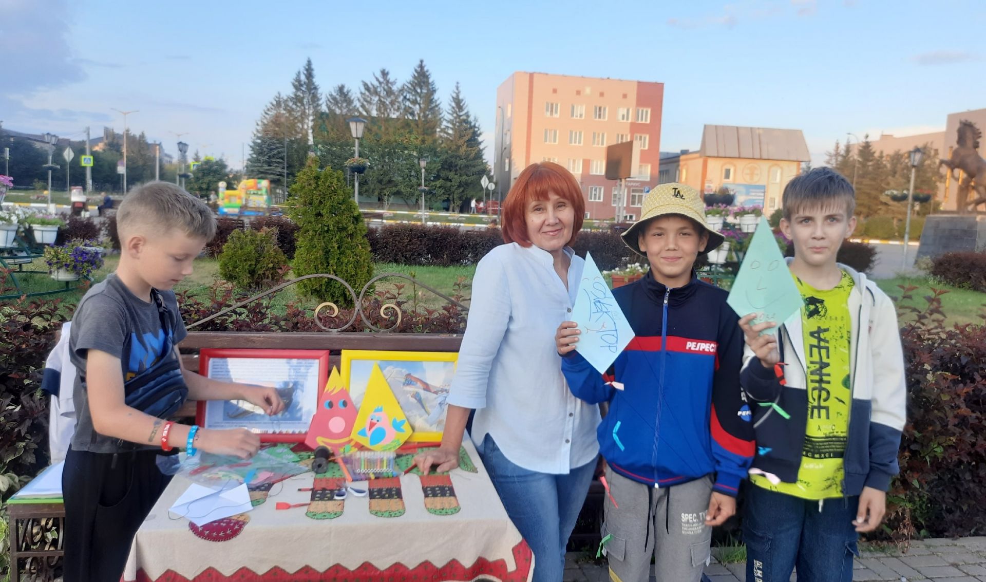 Нурлатские школьники запустили в небо изготовленных своими руками воздушных змеев