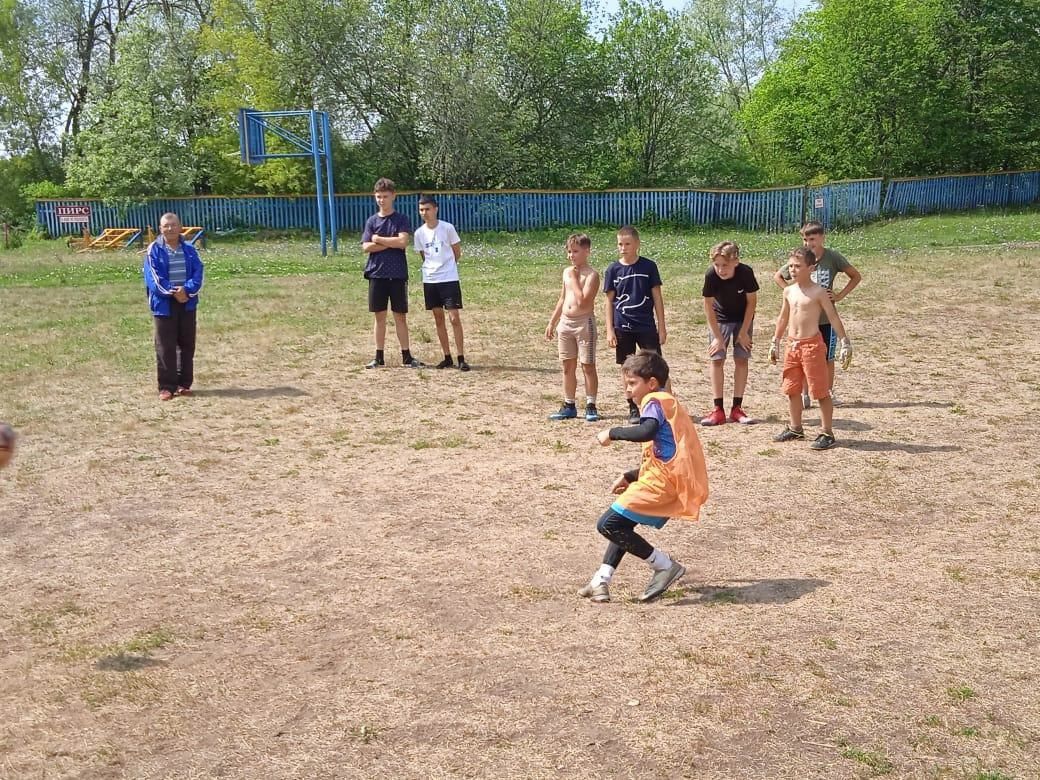 Команды «Чулпаново» и «Заречный» встретились на поле детского лагеря