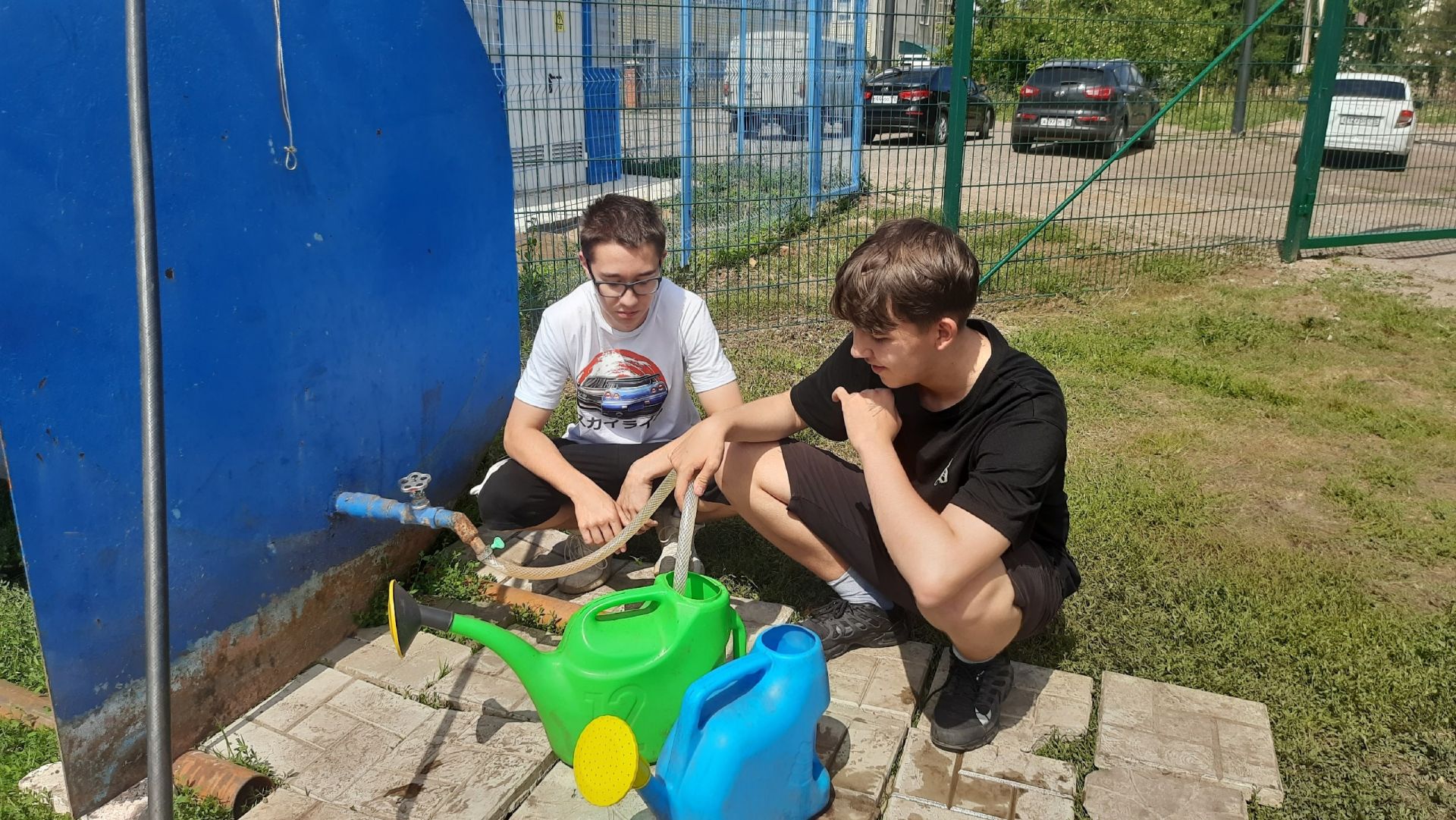 В пришкольном лагере «Юность» детей приучают к полезному труду