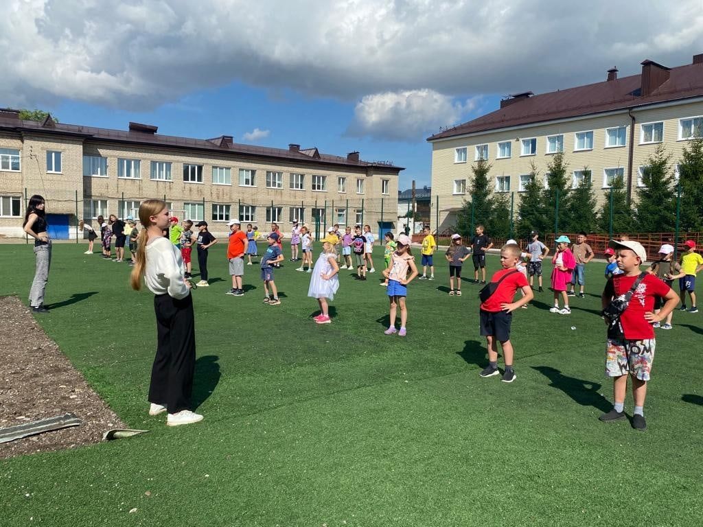 В пришкольном лагере «Юность» детей приучают к полезному труду