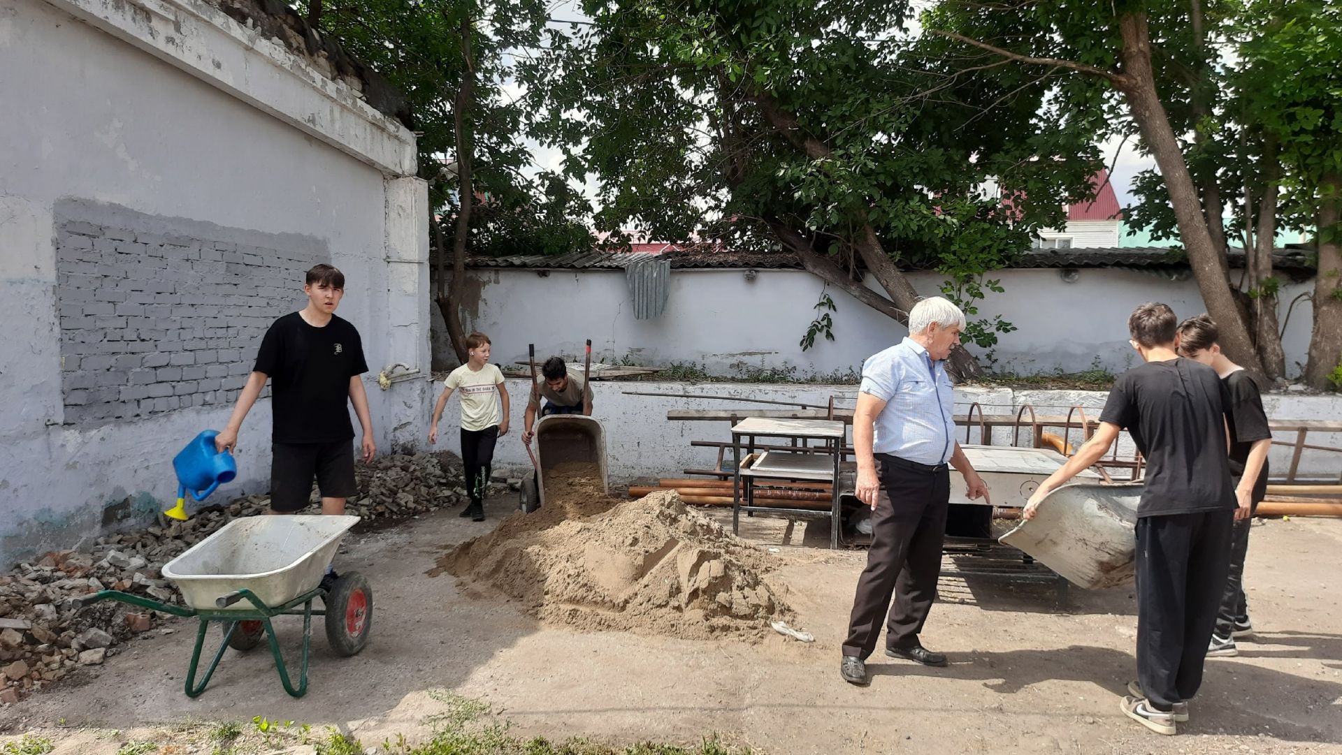 В пришкольном лагере «Юность» детей приучают к полезному труду