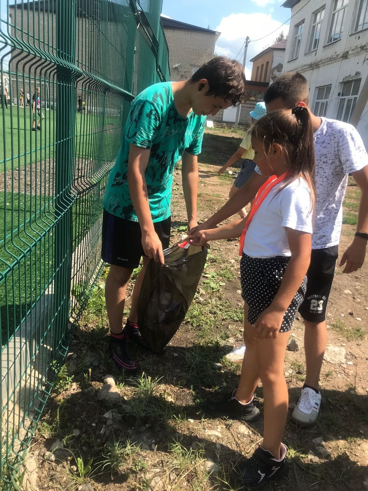 В пришкольном лагере «Юность» детей приучают к полезному труду