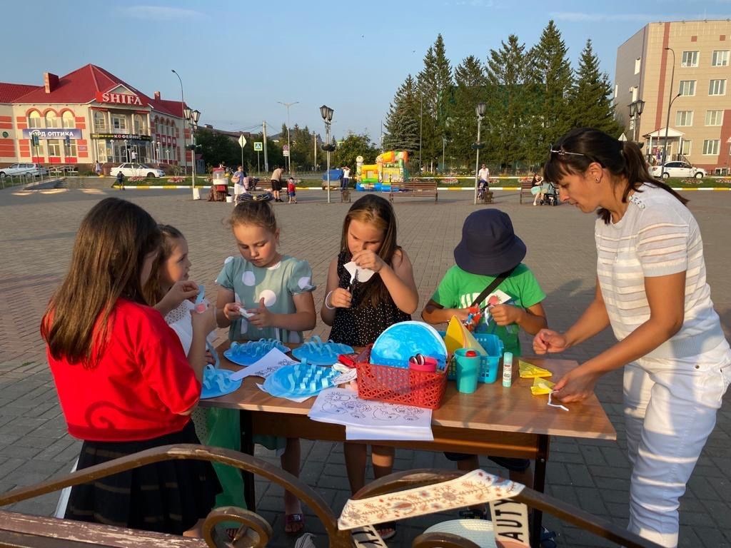 На центральной площади Нурлата прошел мастер-класс для детей по изготовлению поделок