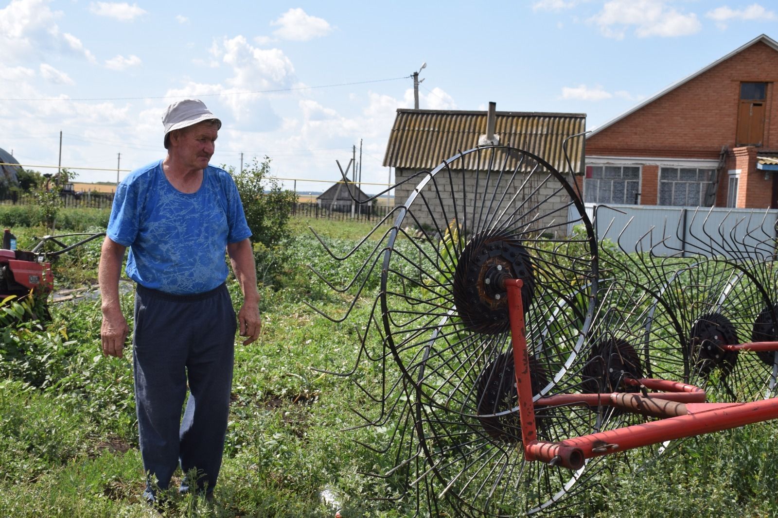 Нурлатец Хафиз Сатдаров уже заготовил достаточное количество сена на зиму