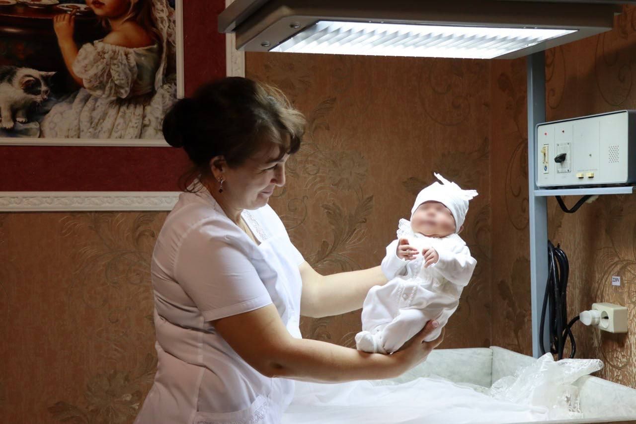 Участник СВО из Нурлата встретил жену и новорожденного ребенка из роддома