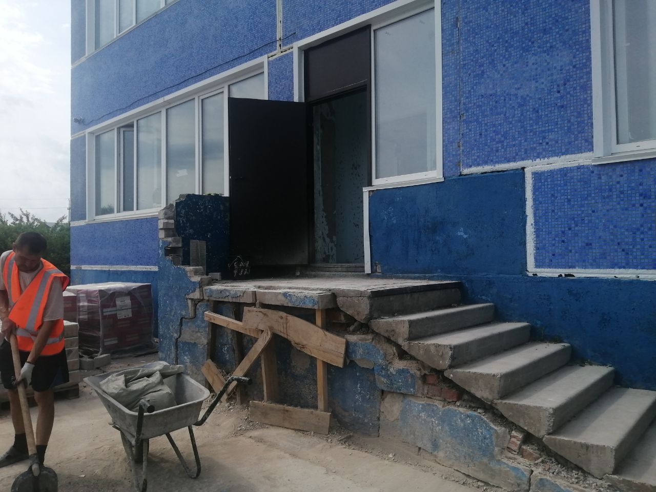Дамир Ишкинеев по обращениям граждан посетил строительные площадки и проблемные участки города