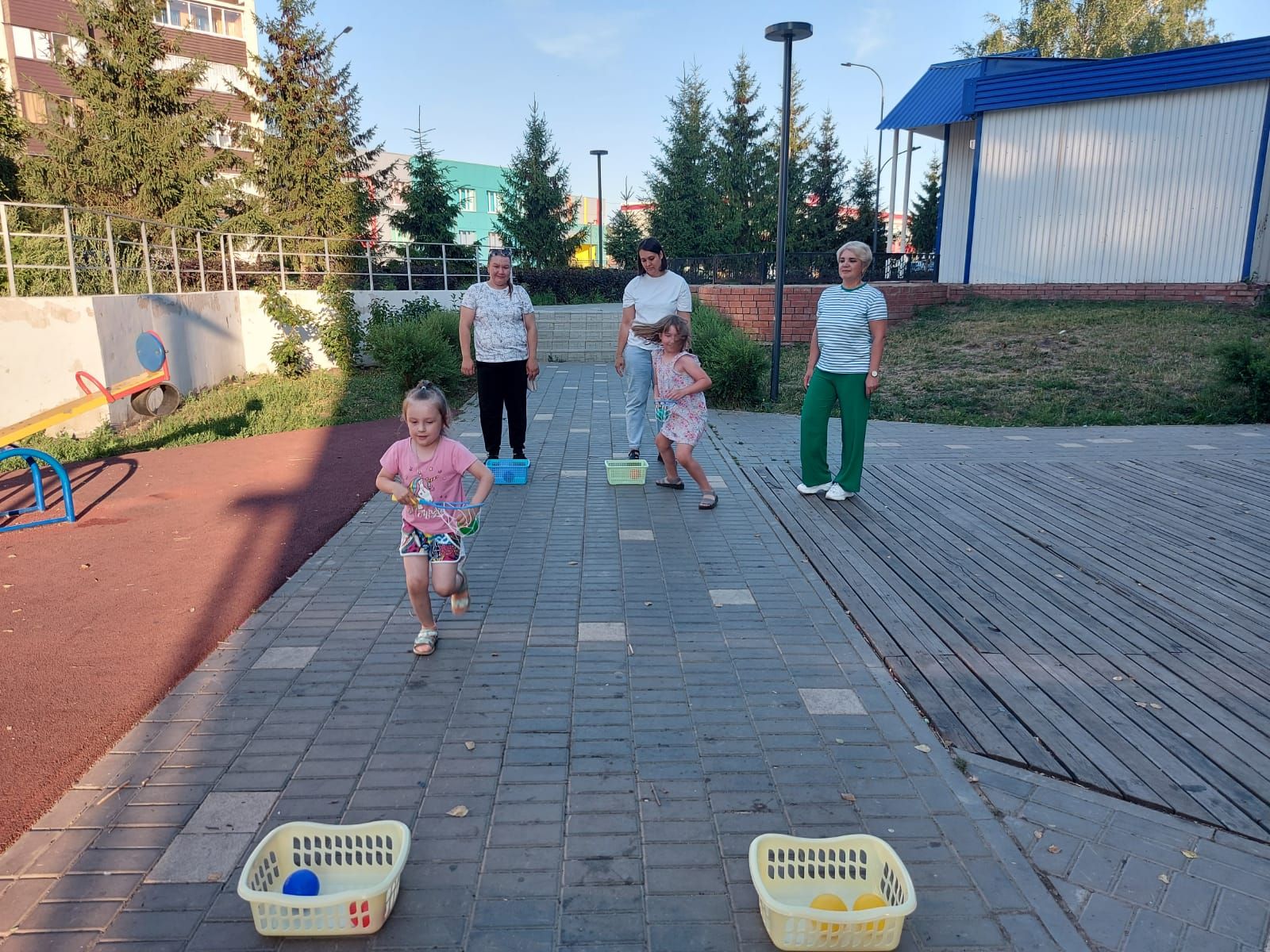 В Нурлате коллектив детского сада «Колосок» организовал семейный праздник в сквере «Семейный»