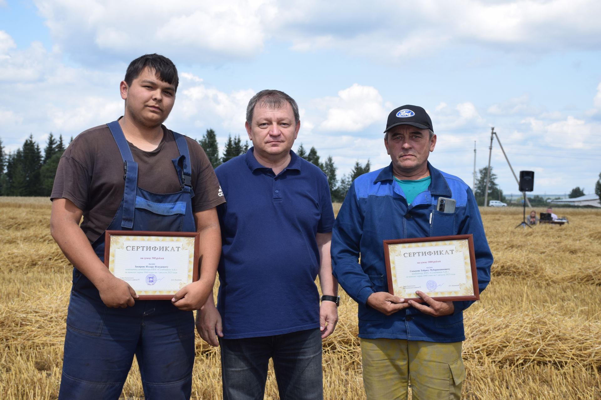 Дамир Ишкинеев наградил лучших комбайнеров Нурлатского района
