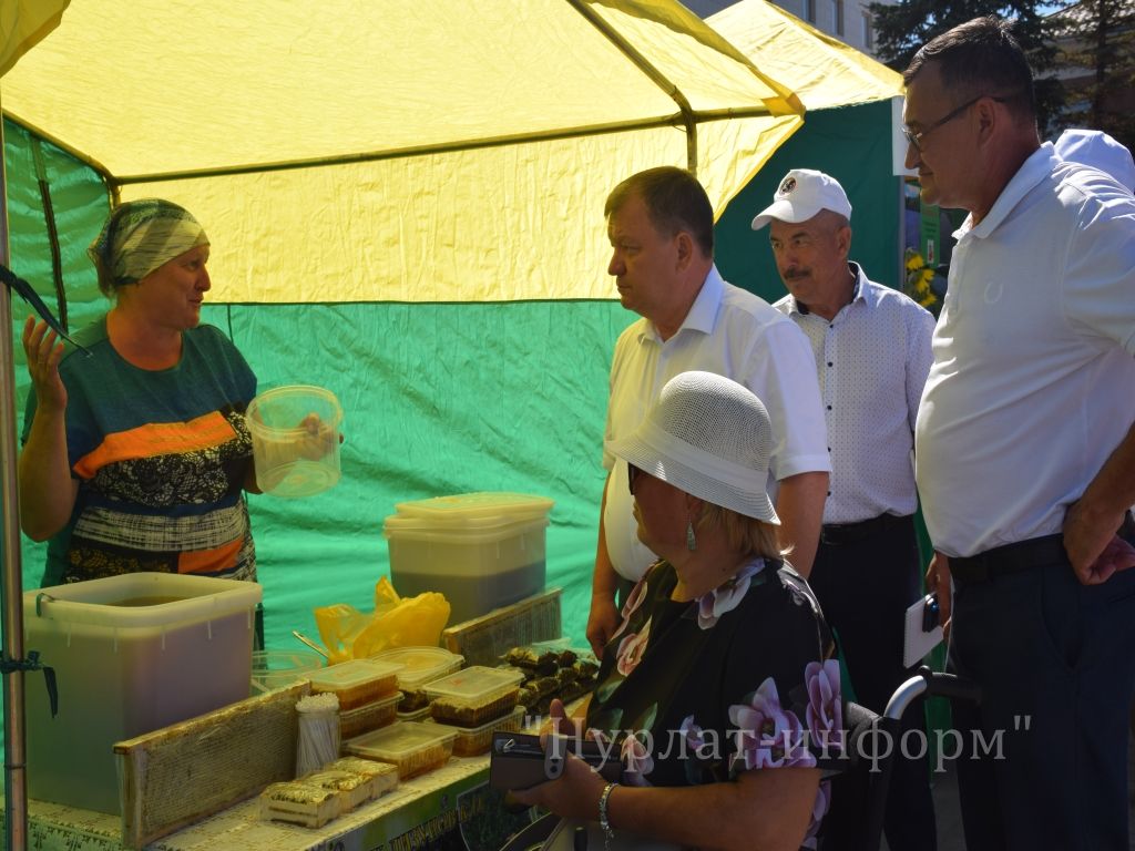 На центральной площади прошел третий фестиваль меда «Нурлатский мед»