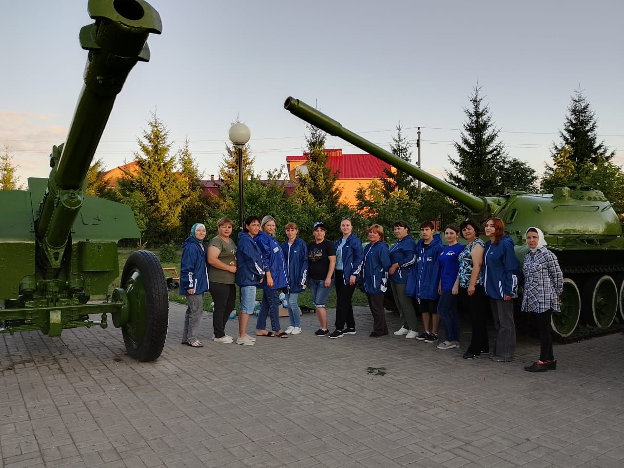 В Центральном парке Нурлата покрасили танки