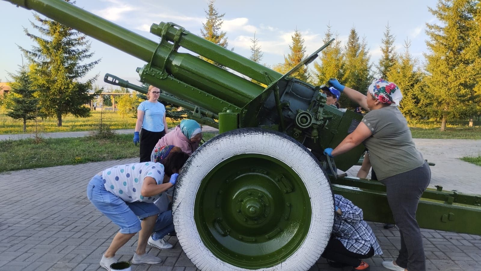 В Центральном парке Нурлата покрасили танки