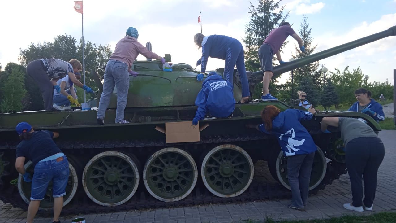 В Центральном парке Нурлата покрасили танки