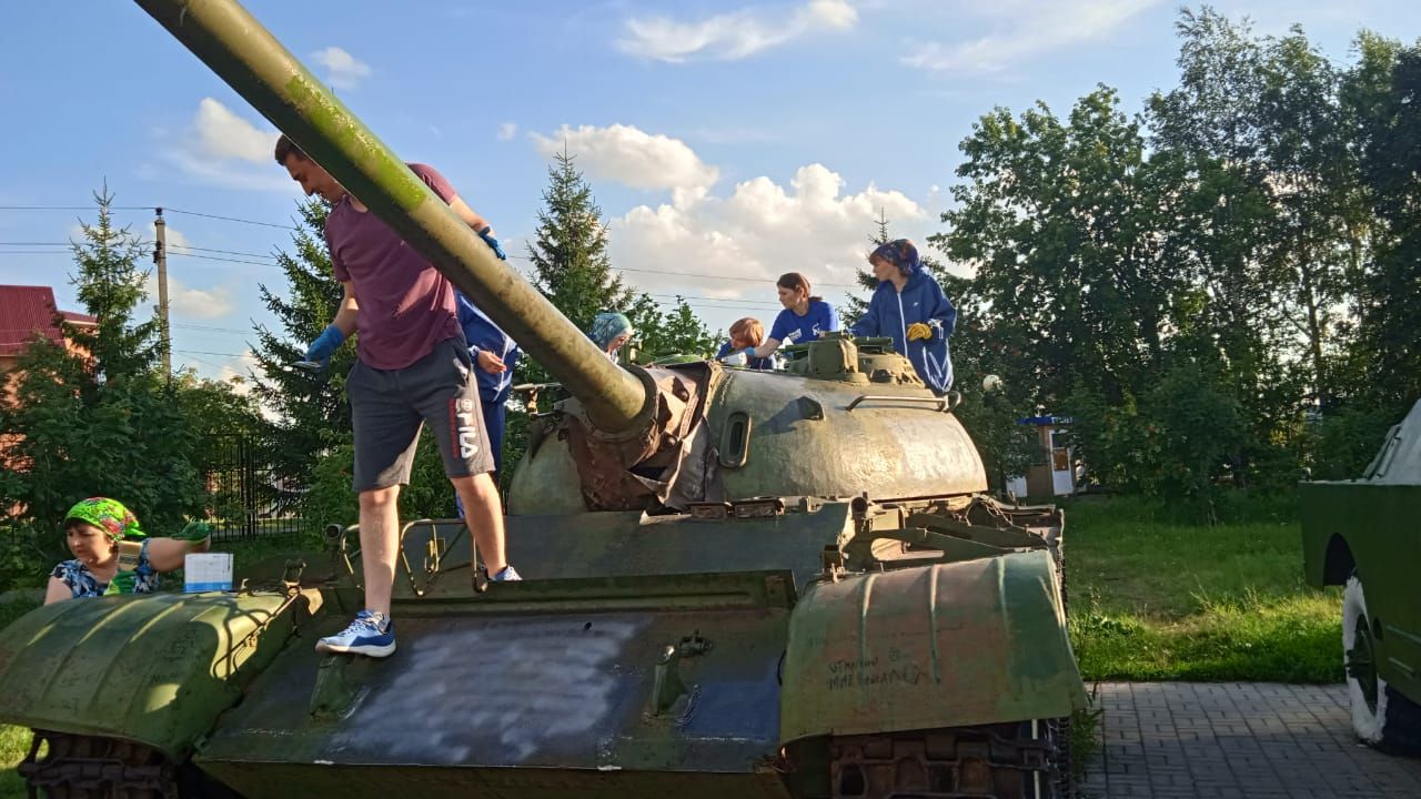 В Центральном парке Нурлата покрасили танки