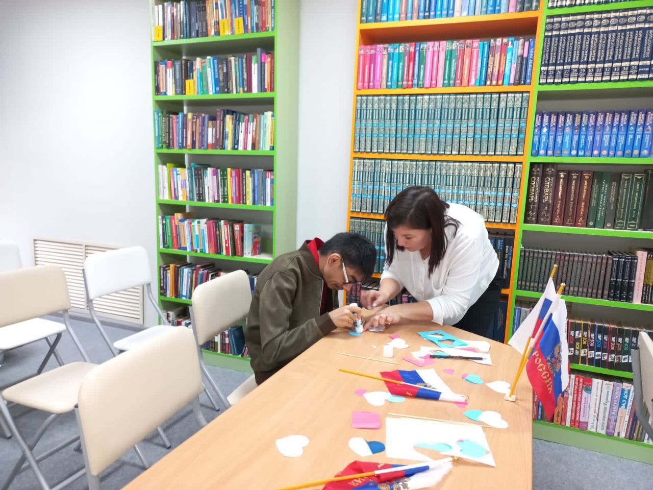 В центральной библиотеке Нурлата прошел мастер-класс ко Дню Государственного флага