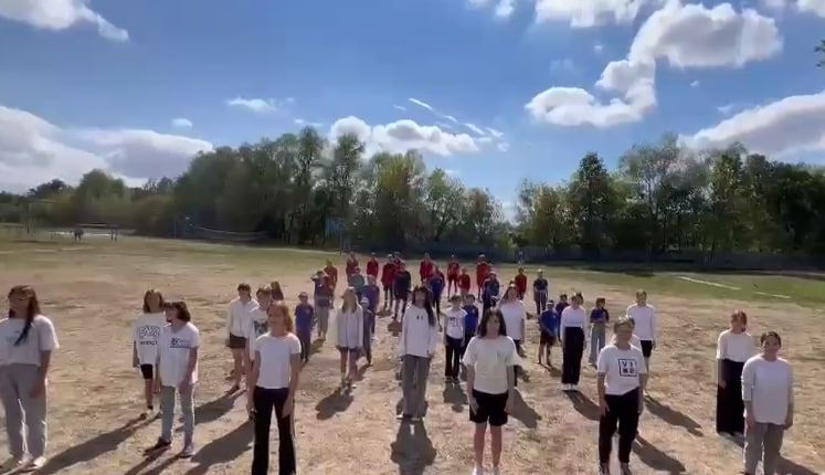Юные нурлатцы организовали флешмоб ко Дню Государственного флага РФ