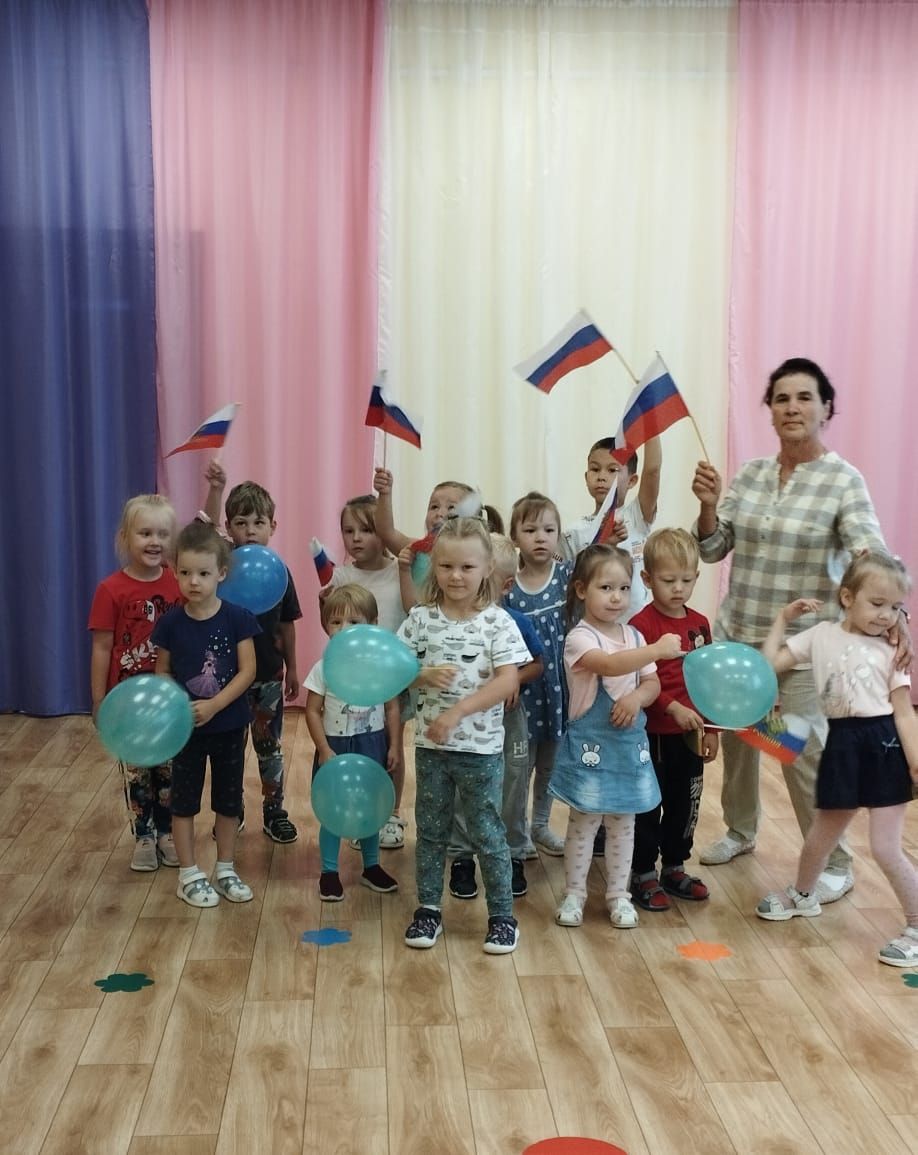 В Нурлате воспитанникам детского сада «Колосок» рассказали о государственном флаге России