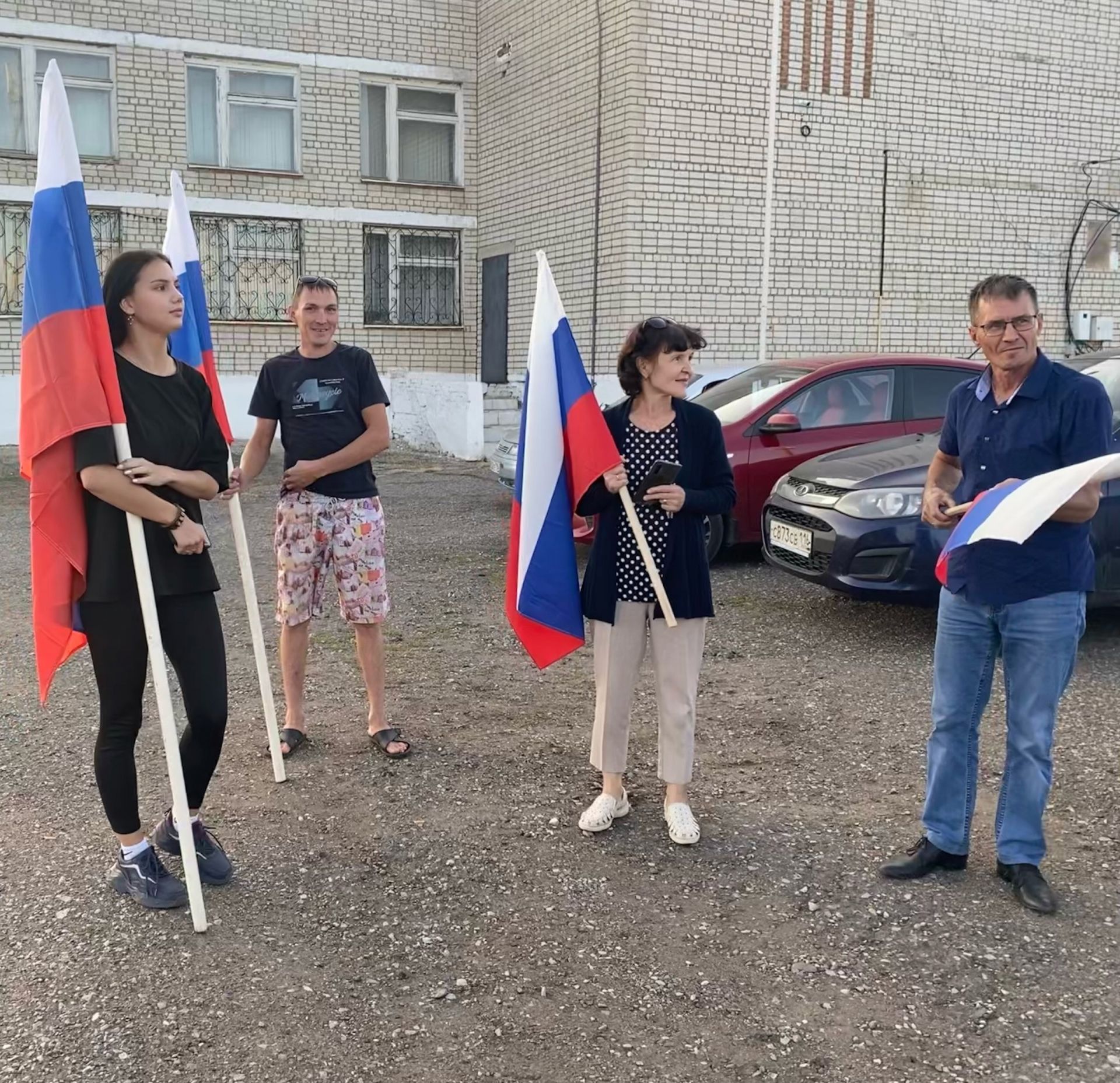 Нурлатцы приняли участие в автопробеге ко Дню Государственного флага РФ