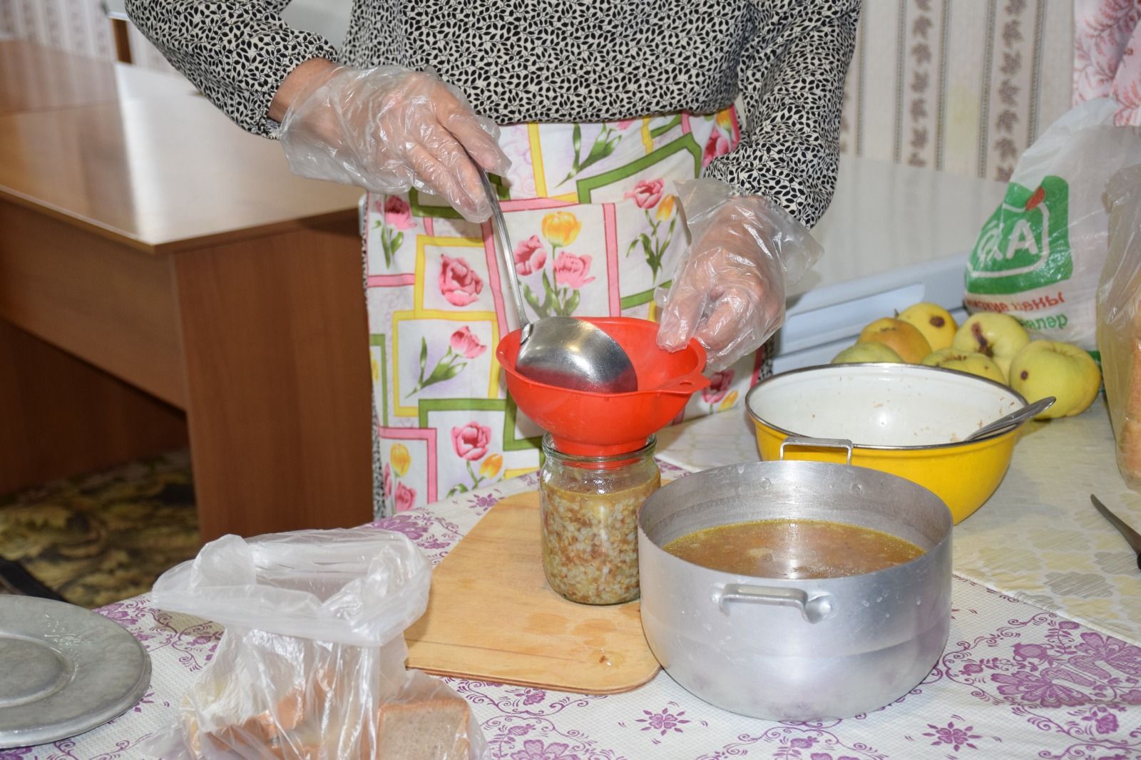 Пункт благотворительной помощи обеспечивает горячей едой нуждающихся нурлатцев
