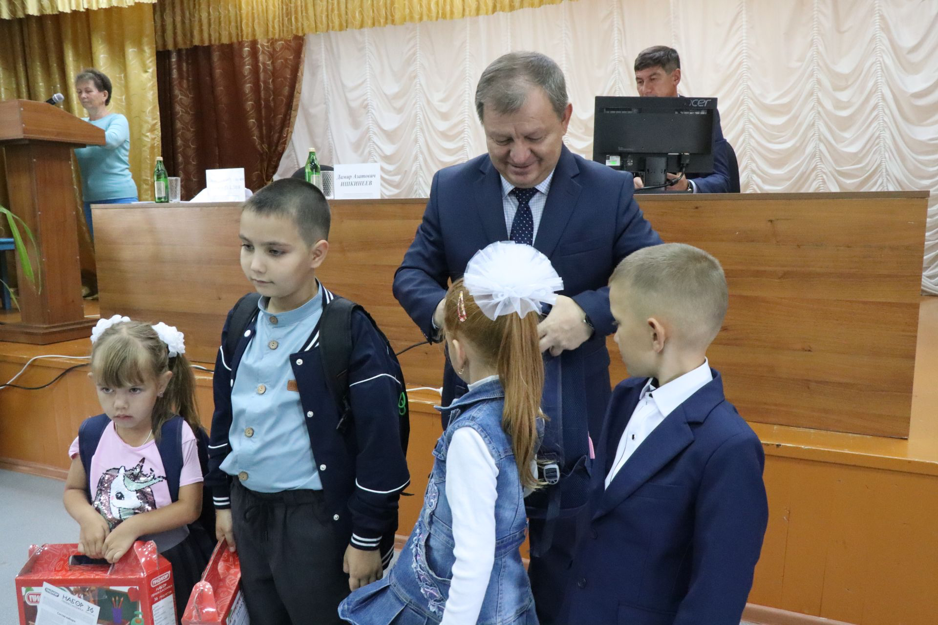 Дамир Ишкинеев вручил портфели школьникам из Якушкина