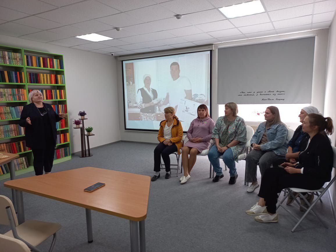 В центральной библиотеке Нурлата состоялась встреча с представителями волонтерской группы «Вкусняшки для победы»
