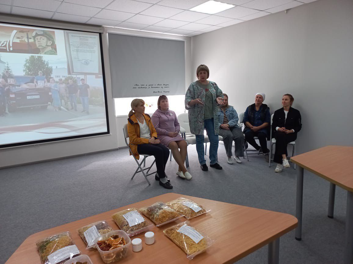 В центральной библиотеке Нурлата состоялась встреча с представителями волонтерской группы «Вкусняшки для победы»