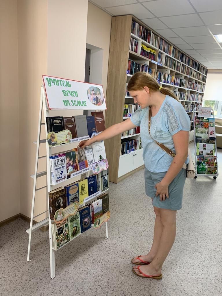 В центральной библиотеке Нурлата подготовили выставку книг об учителях