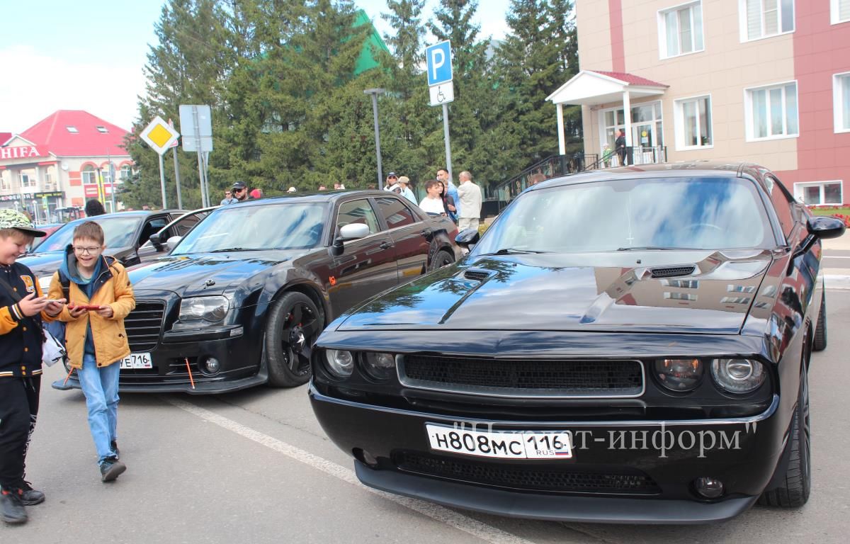 Выставка легендарных автомобилей собрала на площади нурлатских автомобилистов