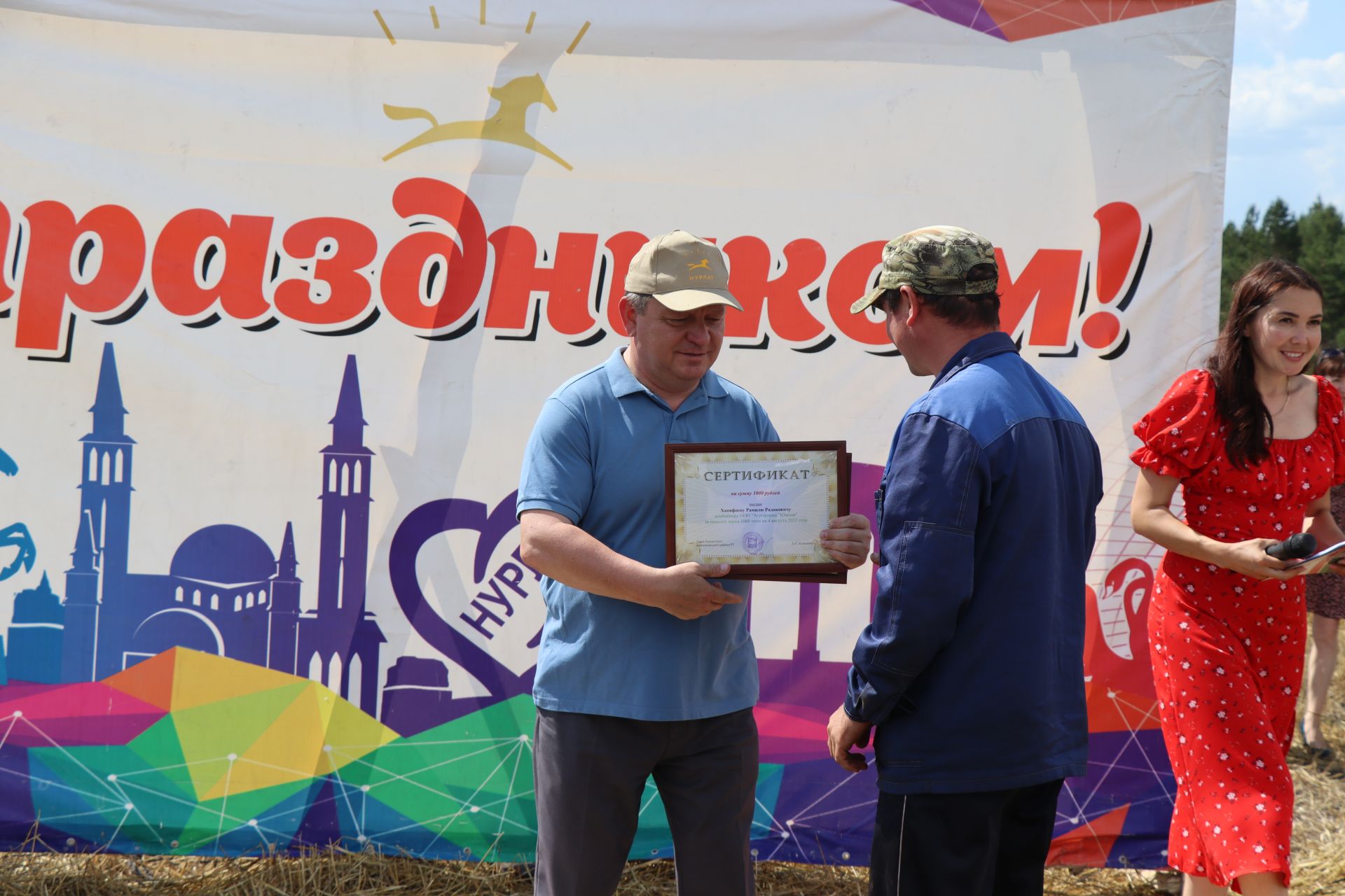 В Нурлатском районе Дамир Ишкинеев наградил передовых комбайнеров агрофирмы «Южная»