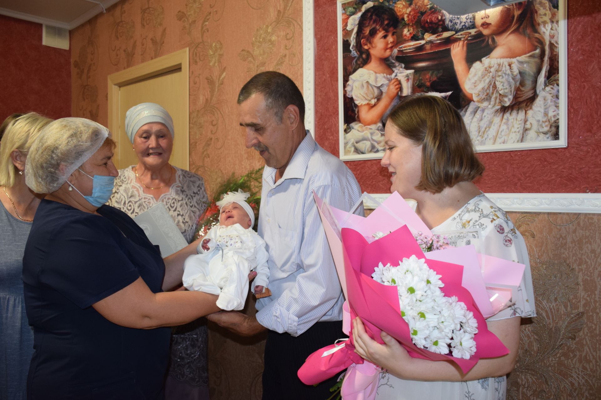 В Нурлате жену мобилизованного поздравили с рождением третьей дочери