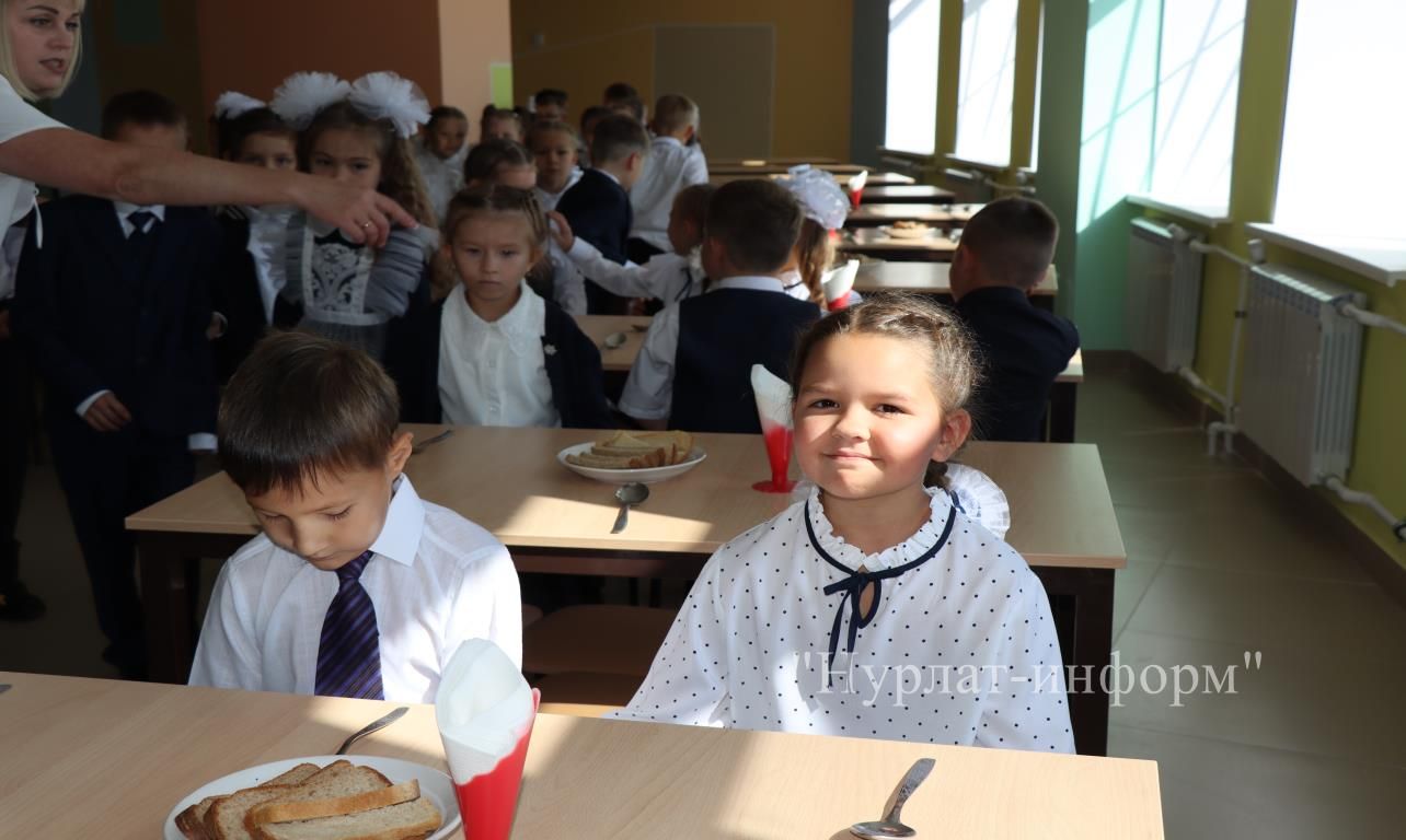 В Нурлатской гимназии прошла торжественная линейка к Дню знаний с участием Александра Шадрикова